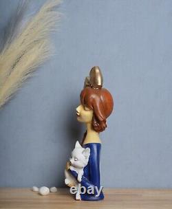 Sculpture en polyrésine fabriquée d'une fille joyeuse avec un chat