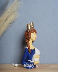 Sculpture en polyrésine fabriquée d'une fille joyeuse avec un chat