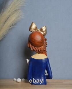Sculpture en polyrésine fabriquée d'une fille joyeuse avec un chat