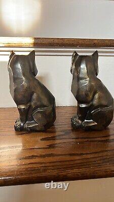 Serre-livres cubistes en forme de chat. Signé CMW 1929. Finition bronze antique.