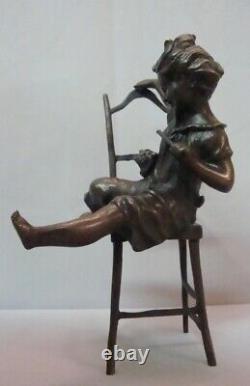 Statue de chat fille dans le style Art Déco, sculpture en bronze signée dans le style Art Nouveau.