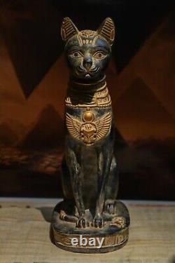 Statue unique de la déesse égyptienne Bastet chat avec scarabée en pierre lourde et grande
