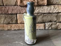 Translate this title in French: Vase Art Déco Vintage avec portrait de chat en céramique incisée, signé Art Moderne du milieu du siècle.