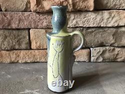 Translate this title in French: Vase Art Déco Vintage avec portrait de chat en céramique incisée, signé Art Moderne du milieu du siècle.