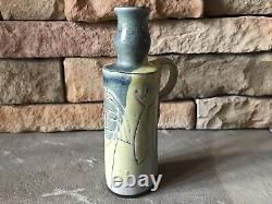 Translate this title in French: Vase Art Déco Vintage avec portrait de chat en céramique incisée, signé Art Moderne du milieu du siècle.