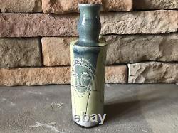 Translate this title in French: Vase Art Déco Vintage avec portrait de chat en céramique incisée, signé Art Moderne du milieu du siècle.