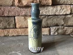 Translate this title in French: Vase Art Déco Vintage avec portrait de chat en céramique incisée, signé Art Moderne du milieu du siècle.