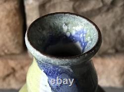 Translate this title in French: Vase Art Déco Vintage avec portrait de chat en céramique incisée, signé Art Moderne du milieu du siècle.