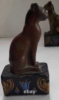 Vintage HTF 1920s Armor Bronze (NY) Egyptian Siamese Cat Bookends
 <br/>

 <br/> 

 Translation: Paire de serre-livres égyptiens en bronze Armor des années 1920 (NY) avec des chats siamois